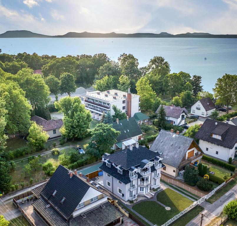 z góry widok na dom z jeziorem w obiekcie VillaBoglár w mieście Balatonboglár
