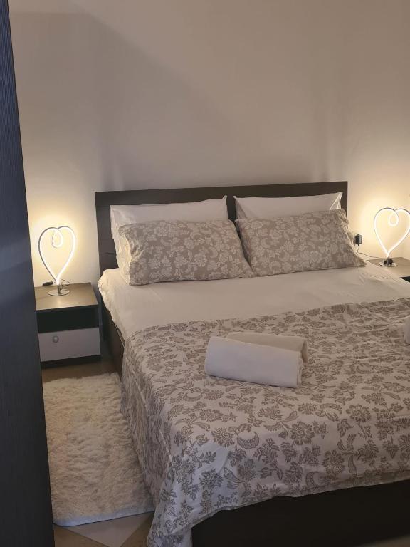 Postel nebo postele na pokoji v ubytování Apartmani Ruzmarin