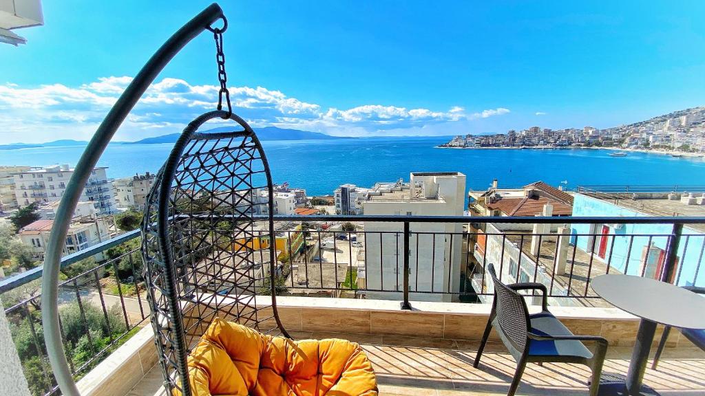 einen Balkon mit Meerblick in der Unterkunft Blissful Apartments in Sarandë