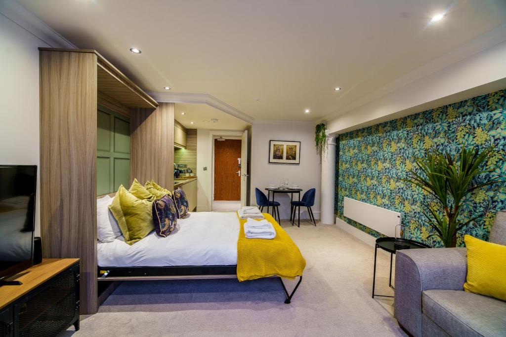 ein Hotelzimmer mit einem Bett und einem Sofa in der Unterkunft Entire Apartment - No. 47 - The Cosy Collection Ltd in York