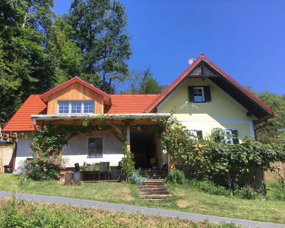 Ferienhaus am Himberg في Straden: منزل به سقف برتقالي