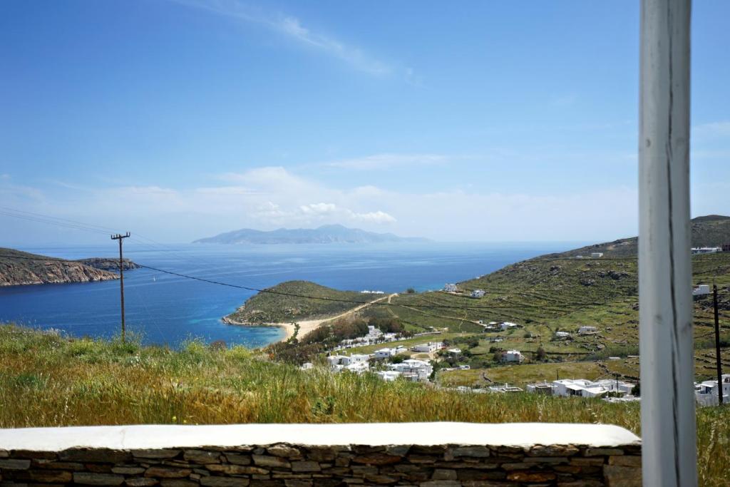 vistas al océano desde una colina en Serifos cozy home with a view, en Livadakia