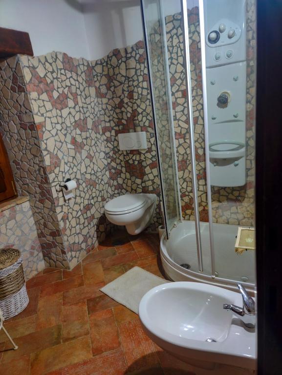 Koupelna v ubytování Agriturismo Le Faeta