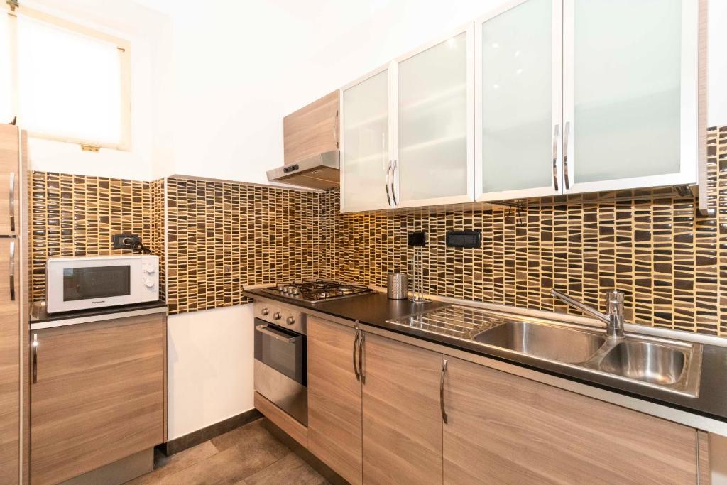 Kuchyňa alebo kuchynka v ubytovaní Piazza Vittorio Veneto Central Apartment