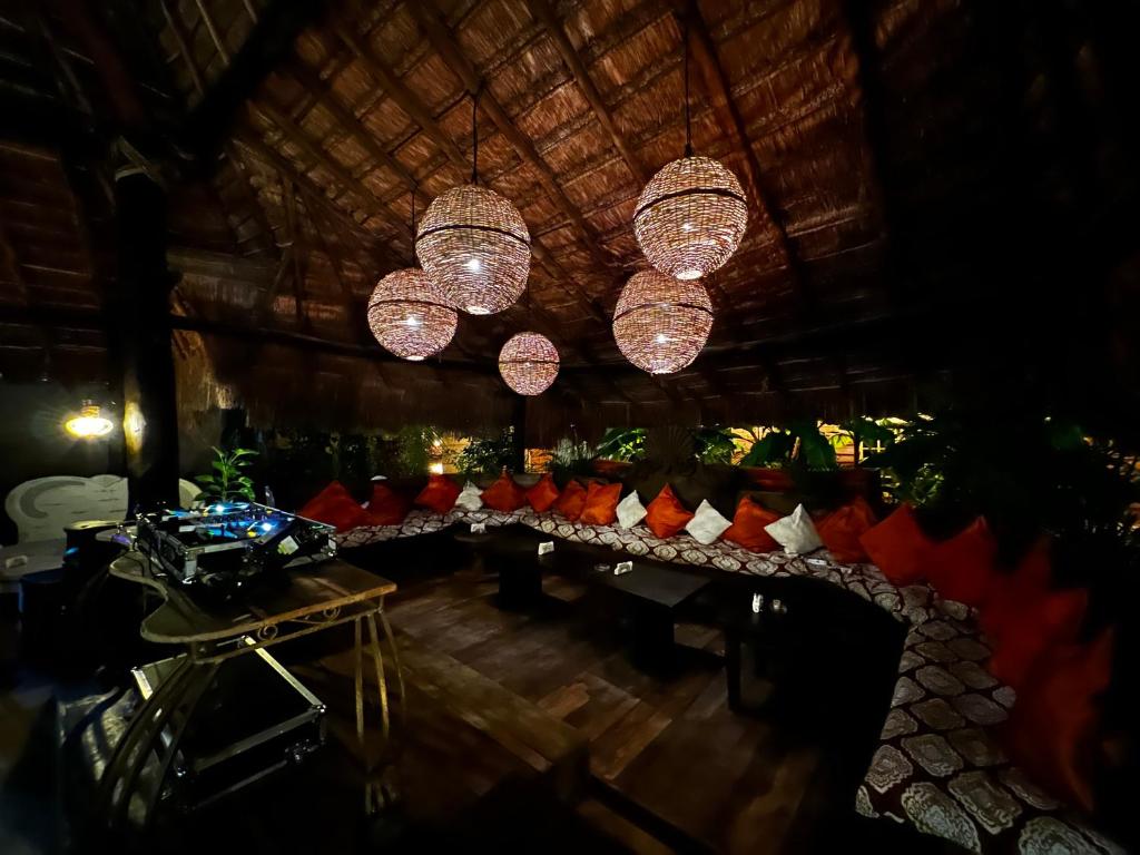Posezení v ubytování Luhme Tulum Hostel - Free Bike & Free Cenote Access