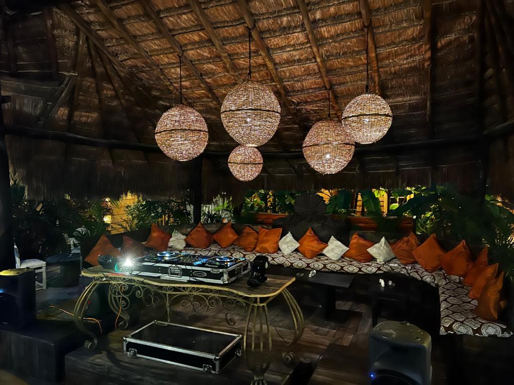 Posezení v ubytování Luhme Tulum Hostel - Free Bike & Free Cenote Access