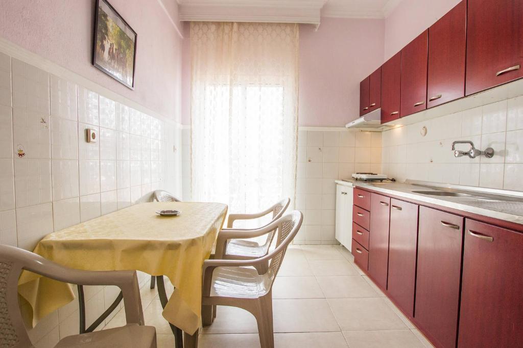 Kuchyň nebo kuchyňský kout v ubytování George Laz Rooms Nea Vrasna