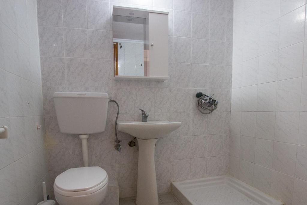 Koupelna v ubytování George Laz Rooms Nea Vrasna