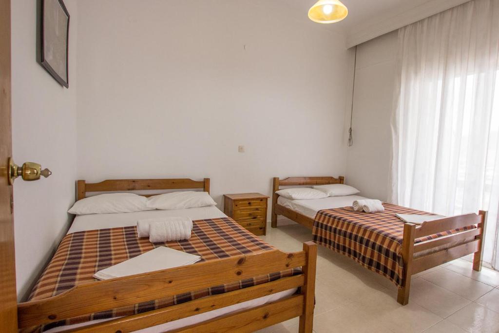 Postel nebo postele na pokoji v ubytování George Laz Rooms Nea Vrasna
