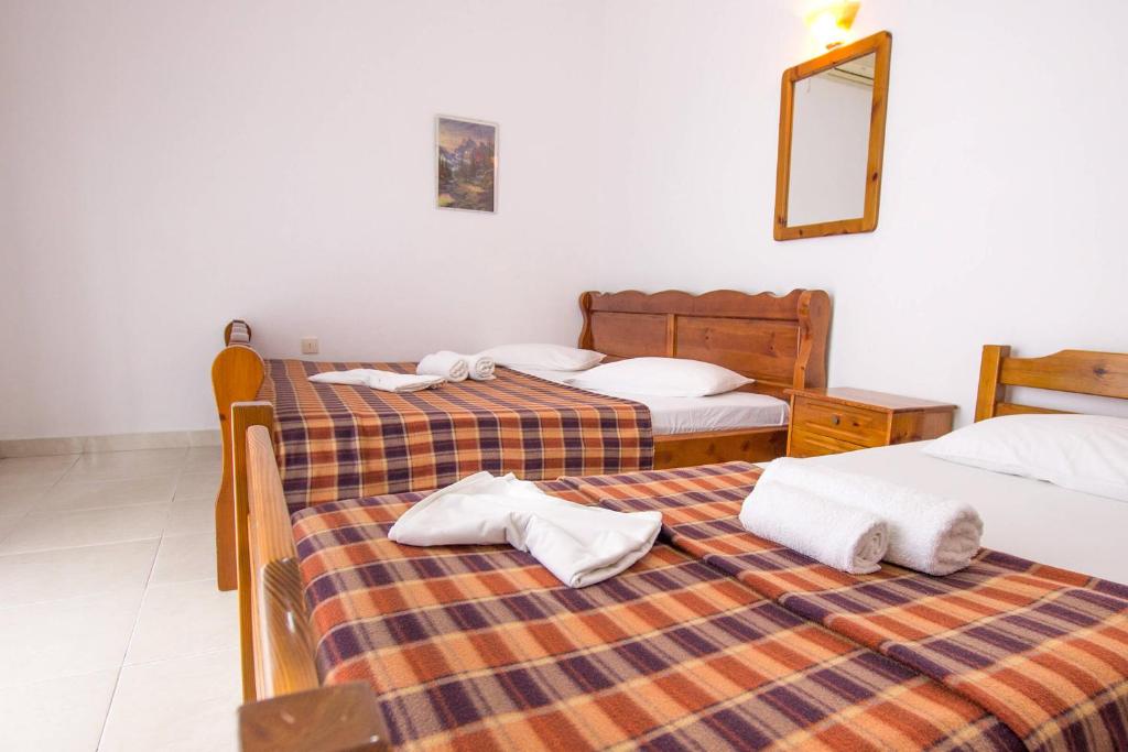 Postel nebo postele na pokoji v ubytování George Laz Rooms Nea Vrasna