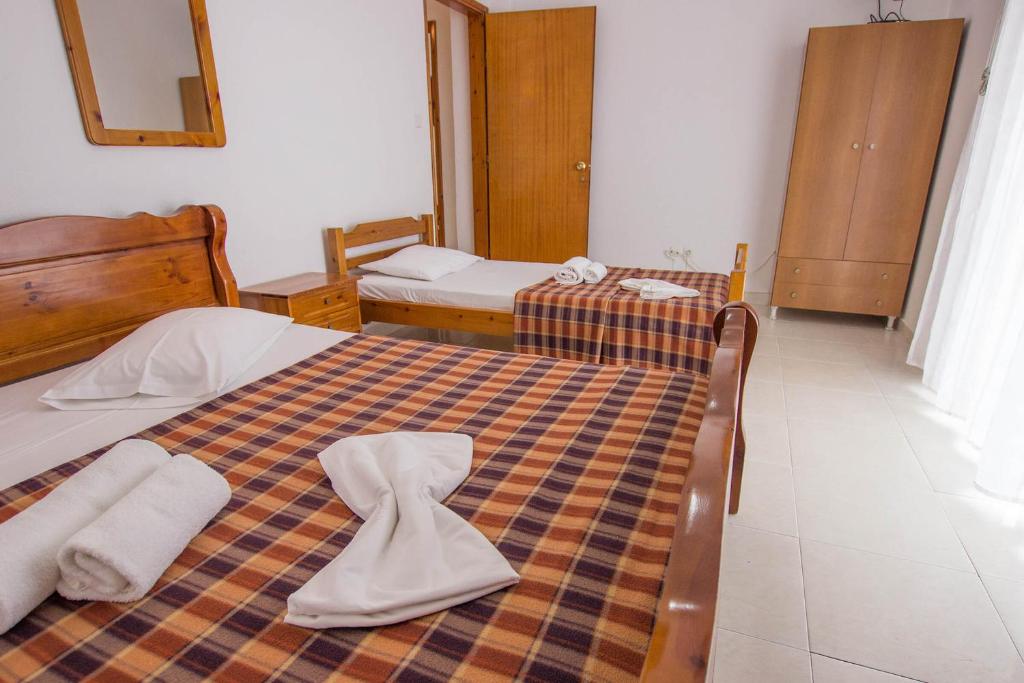 Postel nebo postele na pokoji v ubytování George Laz Rooms Nea Vrasna