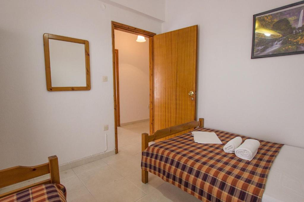 Postel nebo postele na pokoji v ubytování George Laz Rooms Nea Vrasna