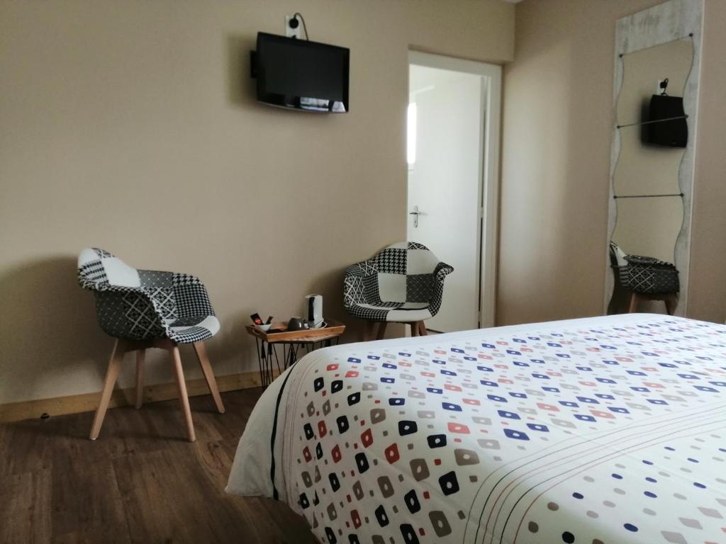 TV a/nebo společenská místnost v ubytování Hôtel Le Poulmic