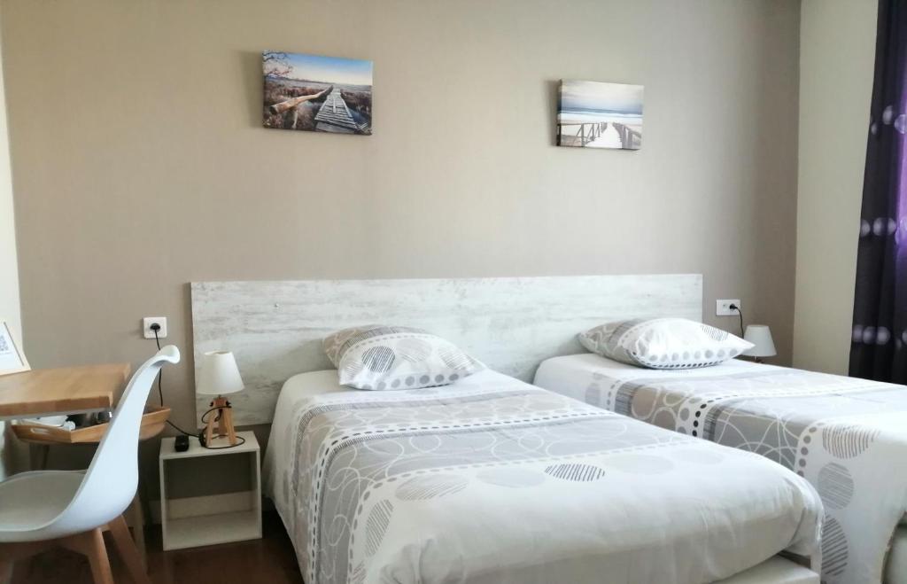 Postel nebo postele na pokoji v ubytování Hôtel Le Poulmic