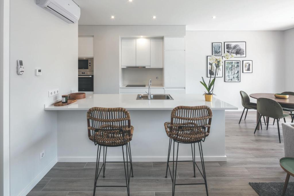 uma cozinha e sala de jantar com mesa e cadeiras em Apartment Confort 404 em Portimão