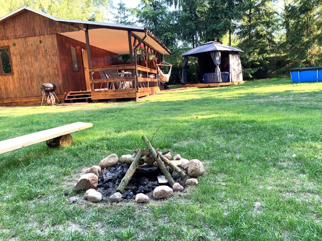 Vonkajšia záhrada v ubytovaní DOM LAS 3-natura, relaks, jacuzzi, ognisko, Jeziorsko