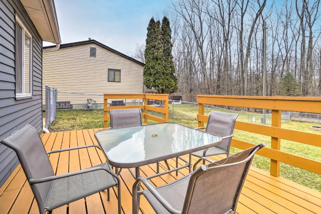 une terrasse en bois avec une table et des chaises. dans l'établissement Charming Columbus Home about 7 Mi to Ohio State!, à Columbus