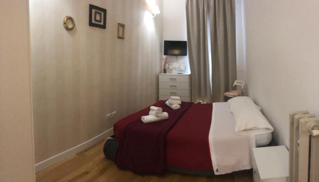 sypialnia z łóżkiem z ręcznikami w obiekcie Ad Maiora Rome Apartment w Rzymie