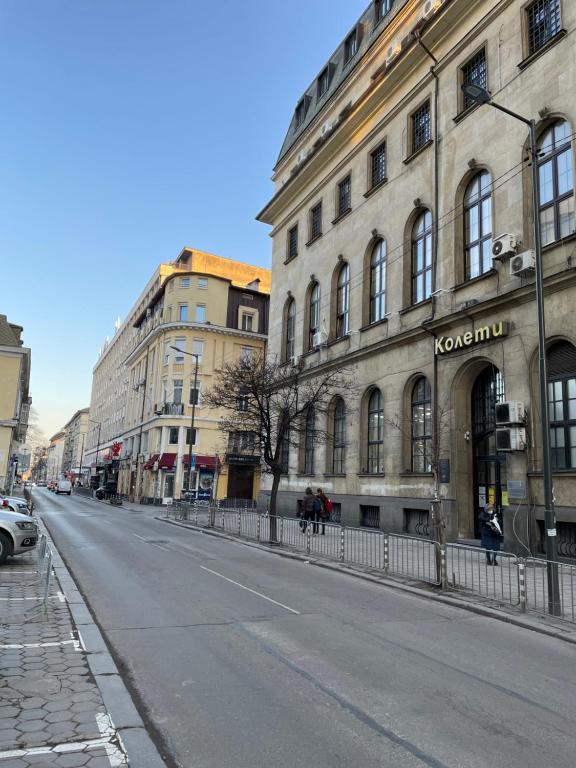 une rue vide devant un bâtiment dans l'établissement The Central Post Apartments, à Sofia