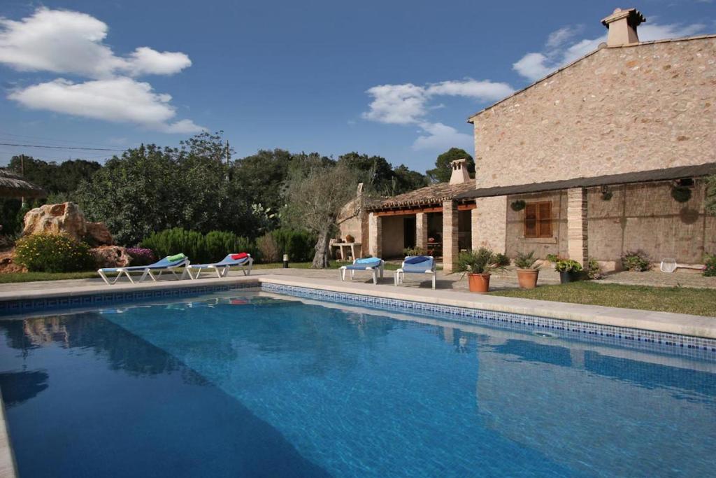 The swimming pool at or close to Butxaco