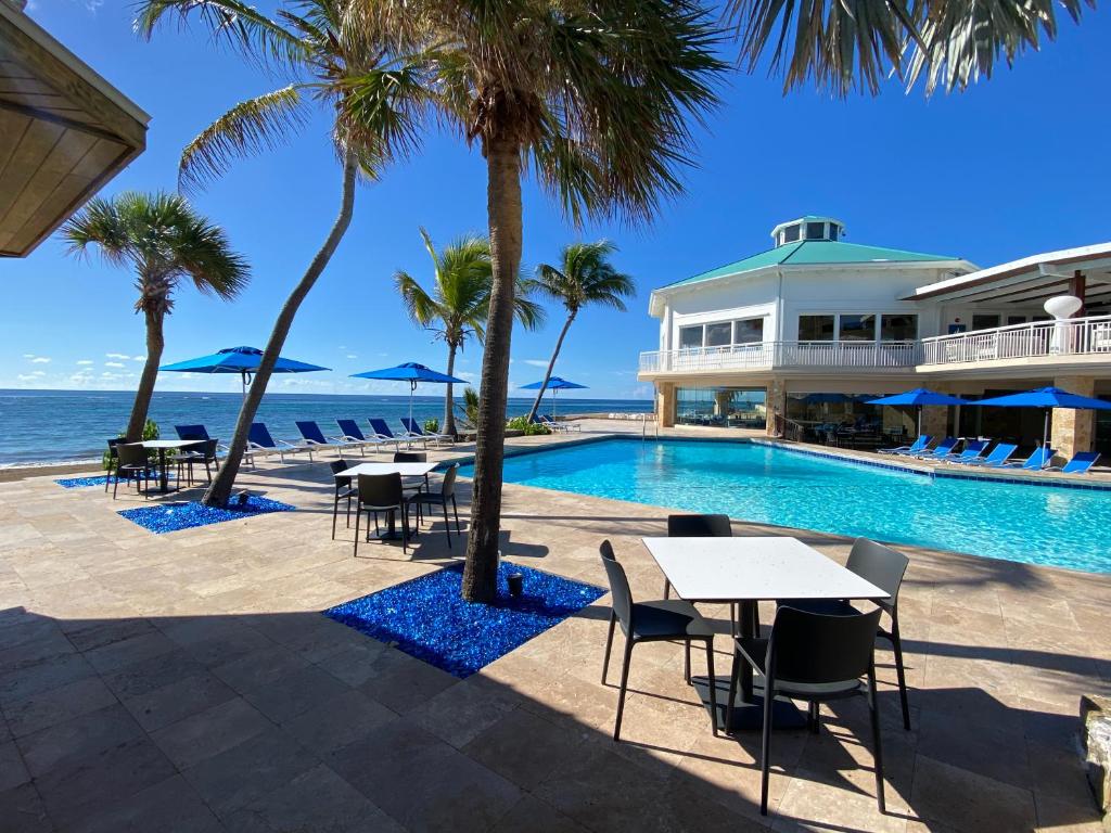 Bazén v ubytování Carina Bay Boutique All inclusive Resort & Casino nebo v jeho okolí