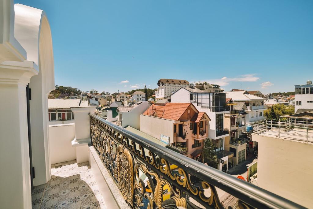 Balkón nebo terasa v ubytování Hạ Na Hotel Đà Lạt