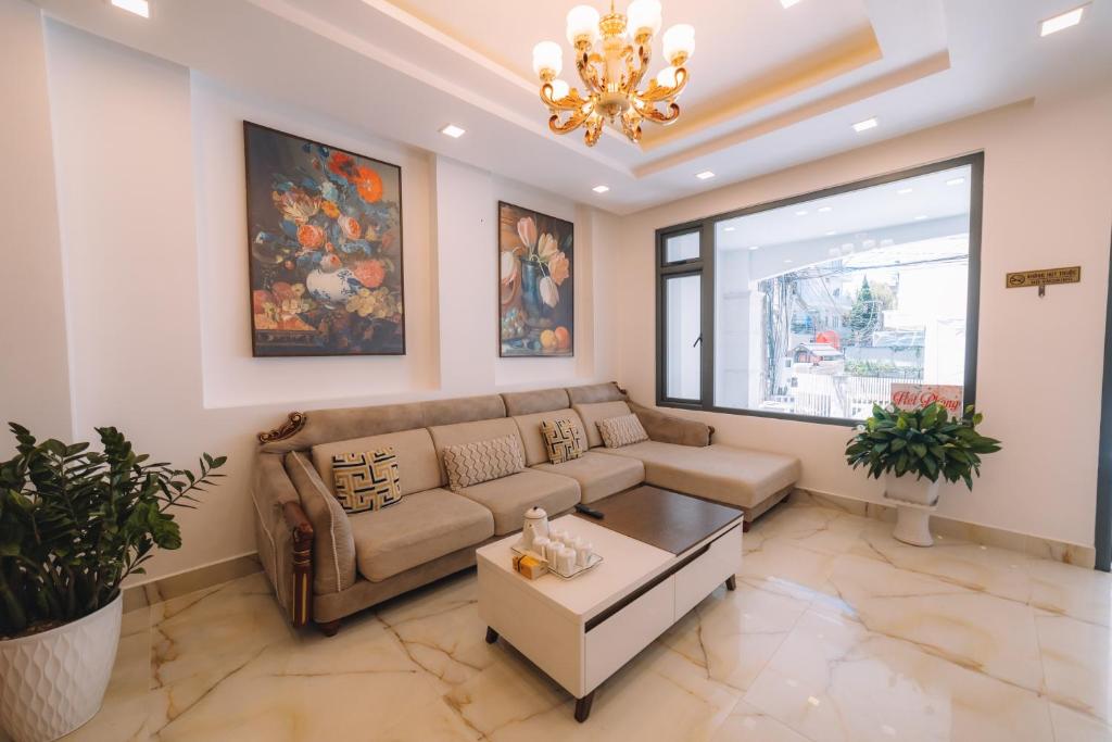 Posezení v ubytování Hạ Na Hotel Đà Lạt