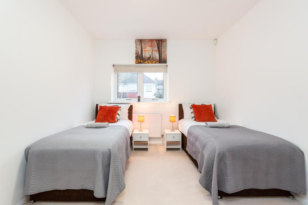 Katil atau katil-katil dalam bilik di Lovely 2-Bed Apartment in Dartford