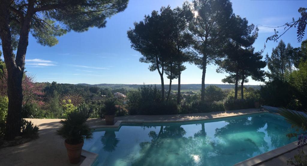 Bazén v ubytování appartement indépendant avec vue panoramique nebo v jeho okolí