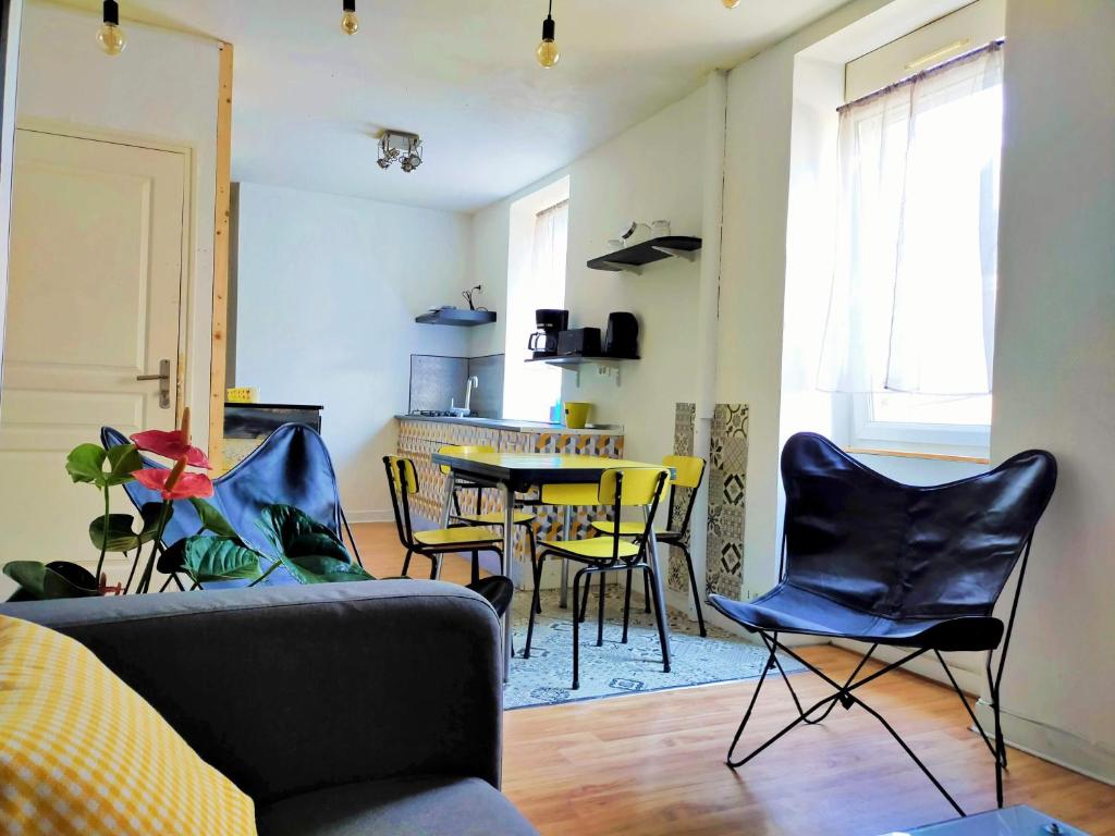 un salon avec un canapé, des chaises et une table dans l'établissement Au bord de l'eau à ConcarnOLoc, à Concarneau