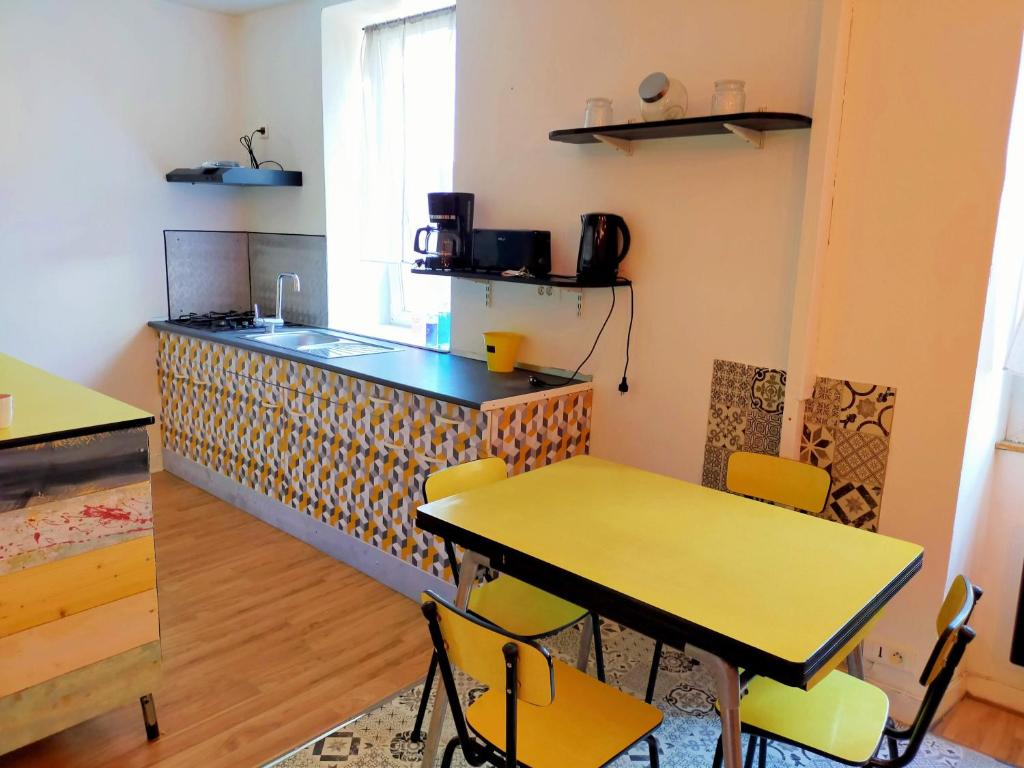 Au bord de l'eau à ConcarnOLoc - Appartement De Deux Chambres