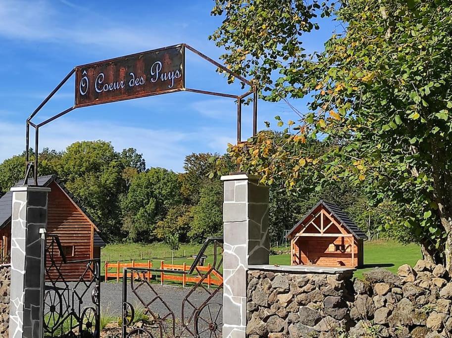 un panneau indiquant un parc avec une cabane pour chiens et une aire de jeux dans l'établissement Chalets "Ô Cœur des Puys", à Ceyssat