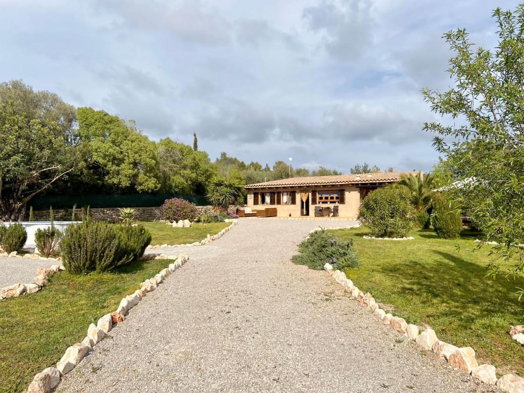 un camino que conduce a una casa con un edificio en el fondo en Casa Eden with Private Pool, en Artà