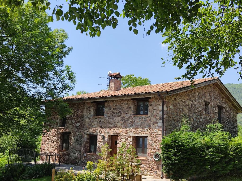 uma vista exterior de uma casa de pedra em Can Simonet de Rocabruna em Rocabruna