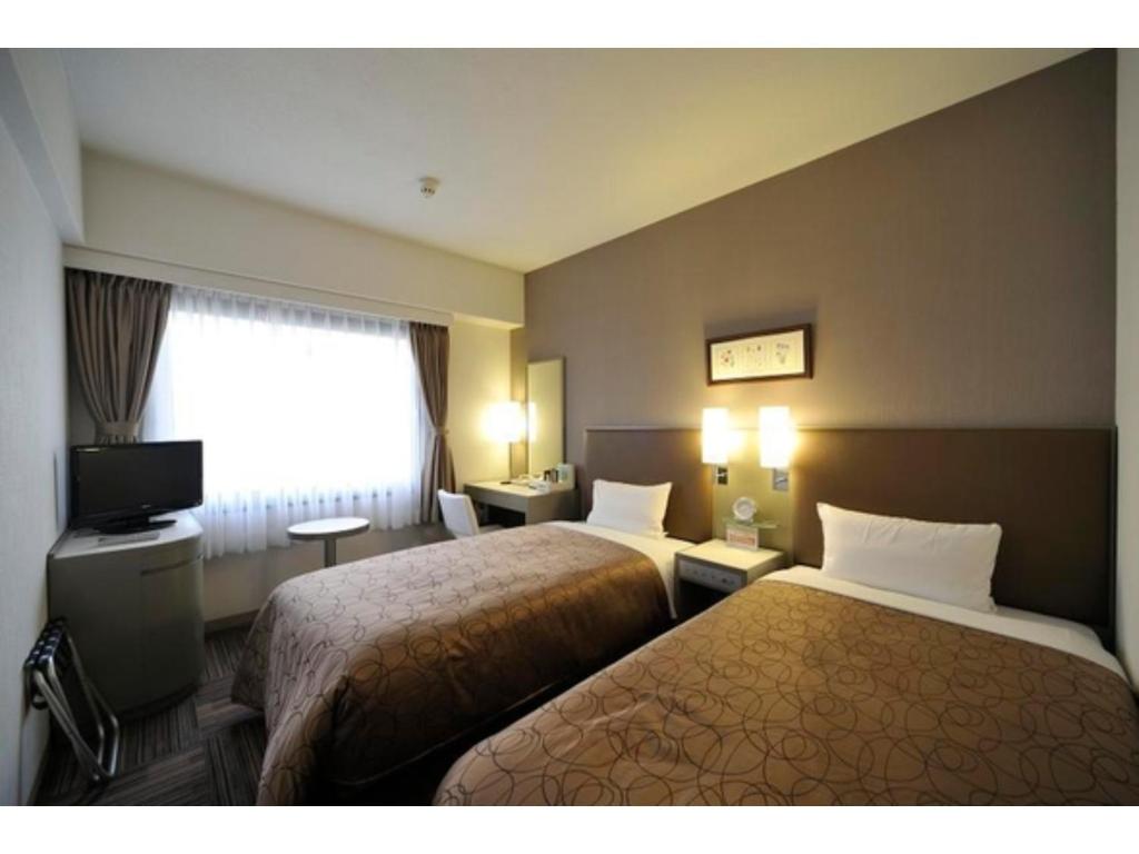 東京にあるGrand Central Hotel - Vacation STAY 19612vのベッドが2つと窓があるホテルの部屋