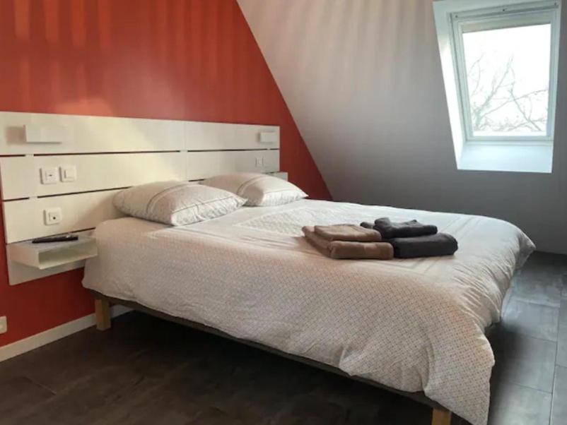 um quarto com uma cama com duas toalhas em Charmant studio tout confort Cesson Sévigné . em Cesson-Sévigné