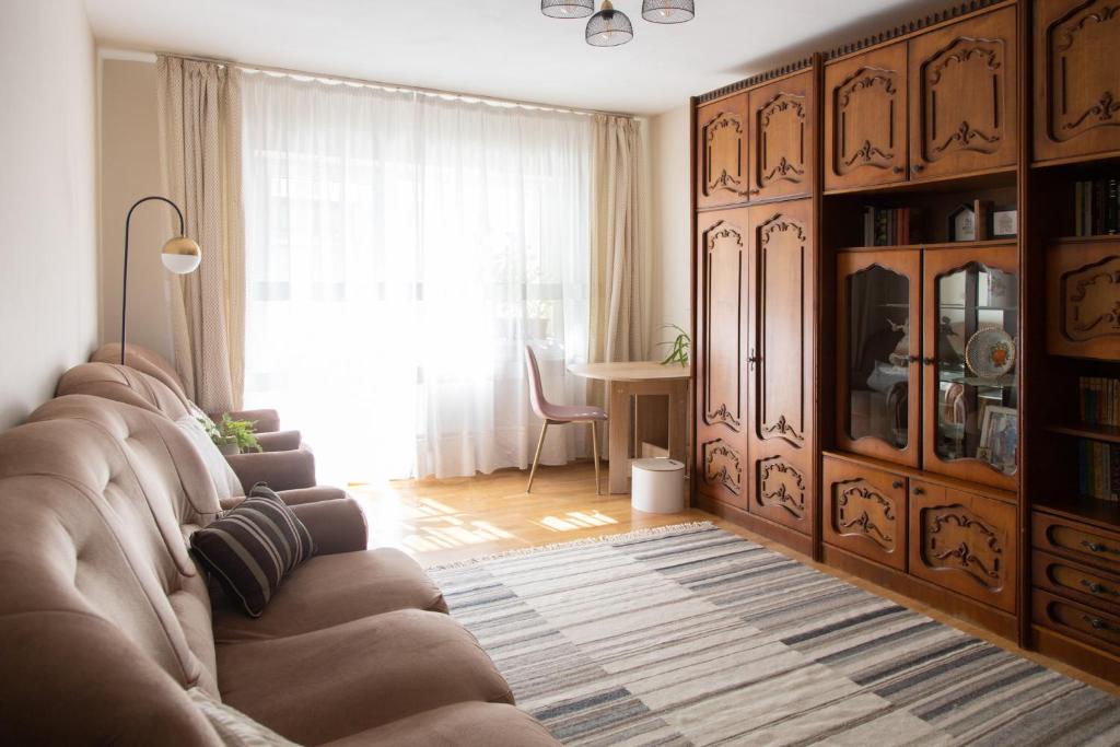 uma sala de estar com um sofá e uma mesa em 21 Cozy Apartament em Bistrita