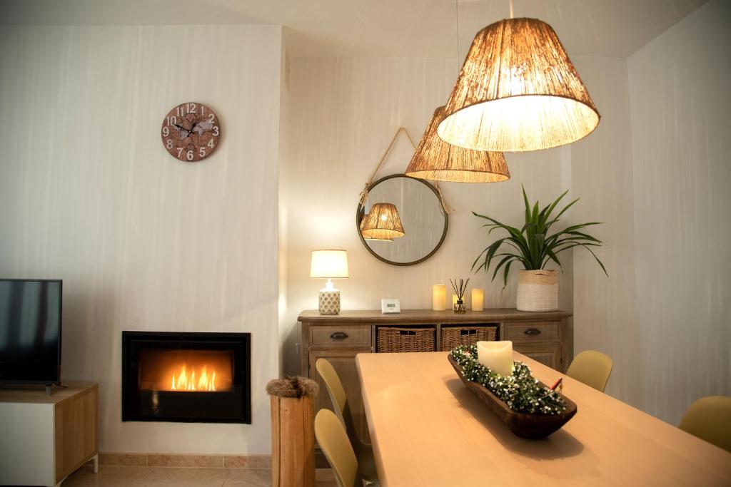 - un salon avec une table et une cheminée dans l'établissement Apartament La Cabanera, à Sort
