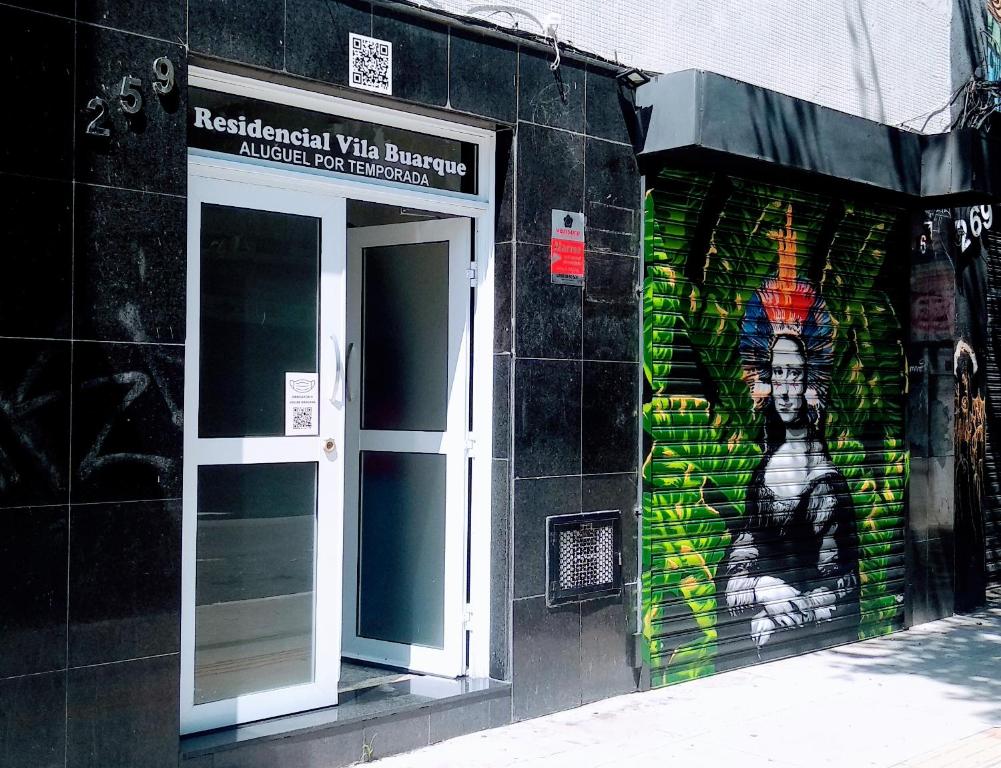 mural na boku budynku z drzwiami w obiekcie Residencial Vila Buarque w São Paulo