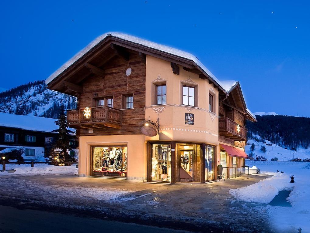 un gran edificio con una tienda en la nieve en Chalet Layla, en Livigno