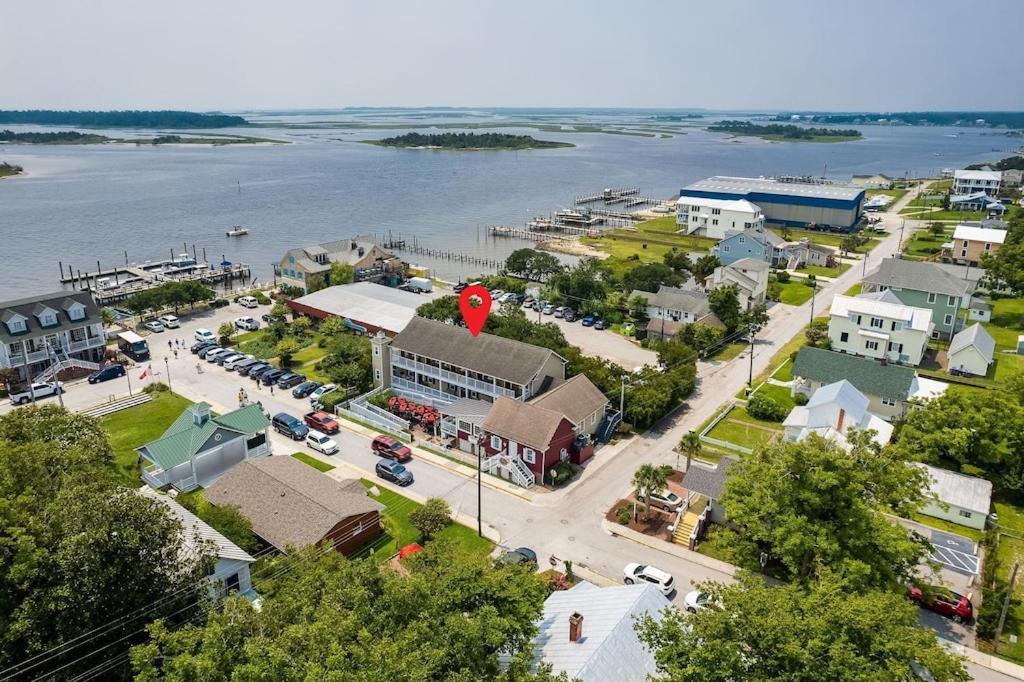 luxurious studio apartment in the heart of Swansboro’s historic