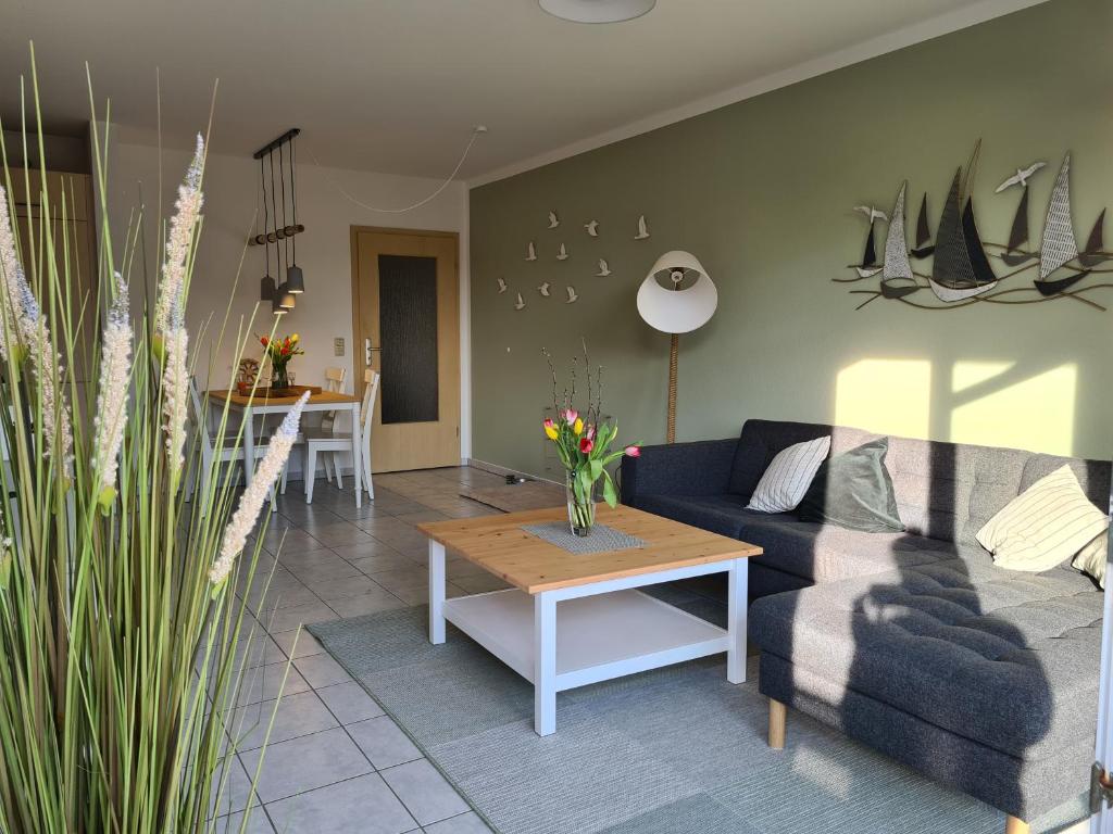 a living room with a couch and a table at Watt will man Meer in Cuxhaven