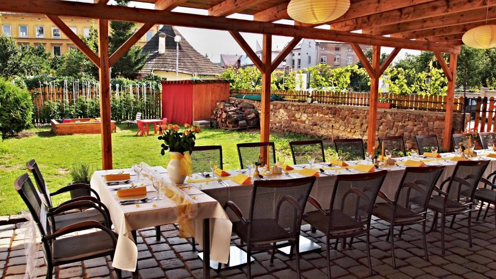 Ogród w obiekcie Excalibur Penzion a Restaurace