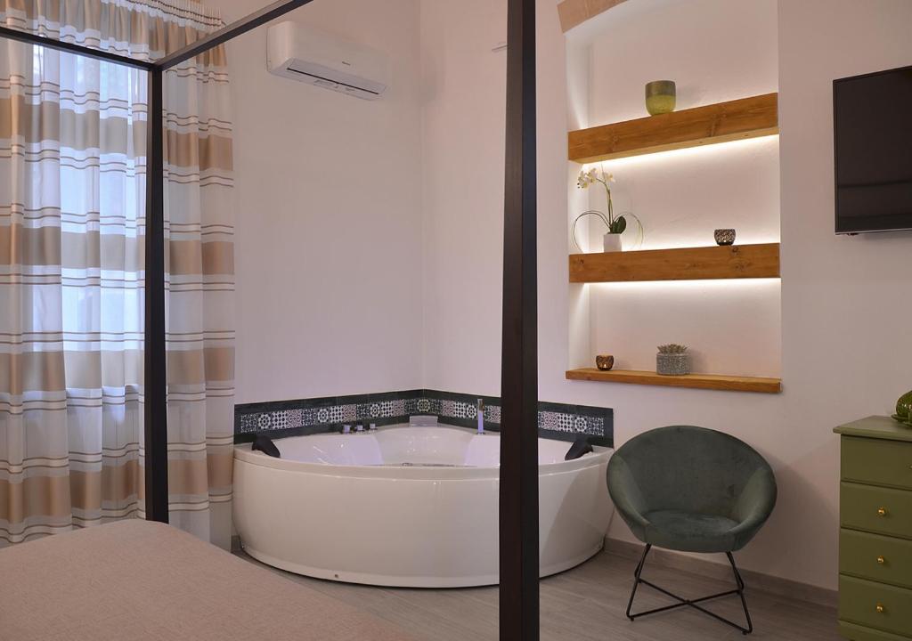 Łóżko lub łóżka w pokoju w obiekcie The Court Suites & Spa