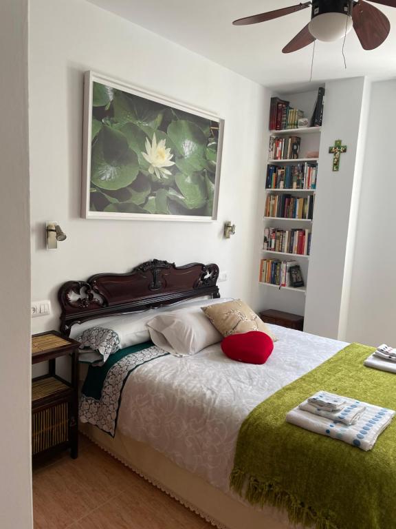 um quarto com uma cama com um cobertor verde em Casa de la Cañada - piso completo em Carchelejo