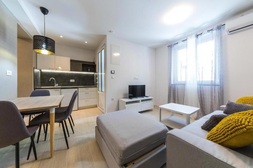 Kuchyň nebo kuchyňský kout v ubytování Apartments Gavran 2.