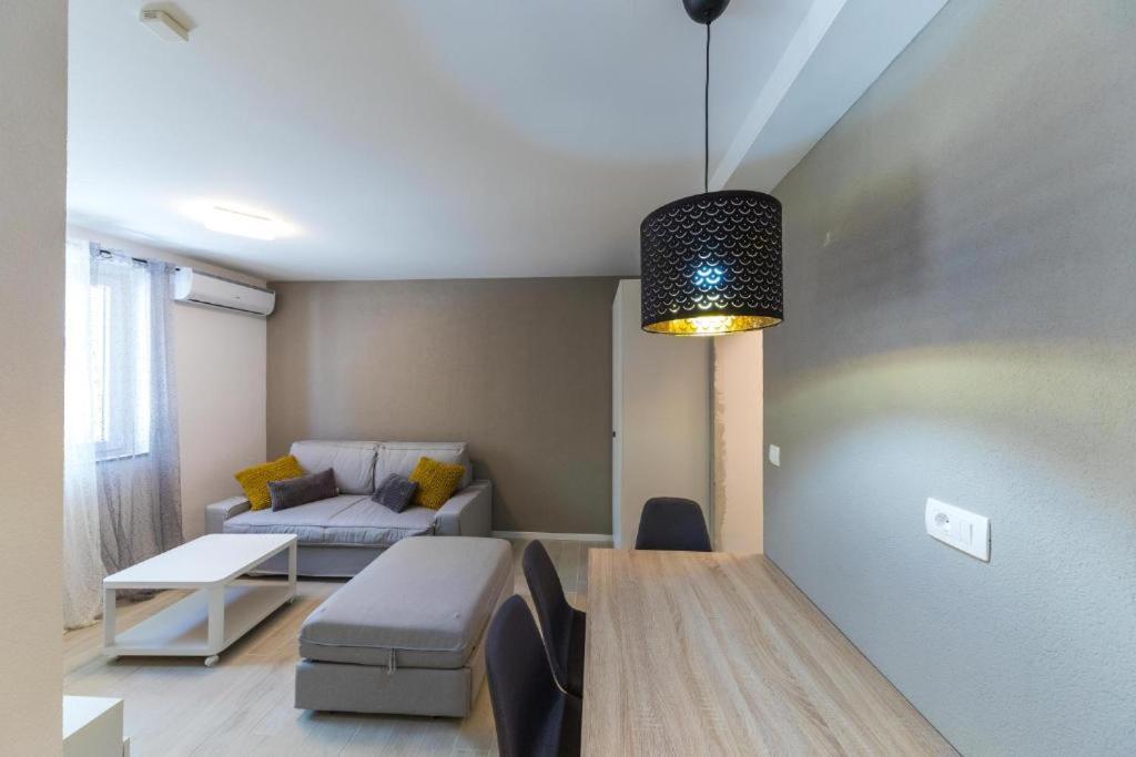 Postel nebo postele na pokoji v ubytování Apartments Gavran 2.