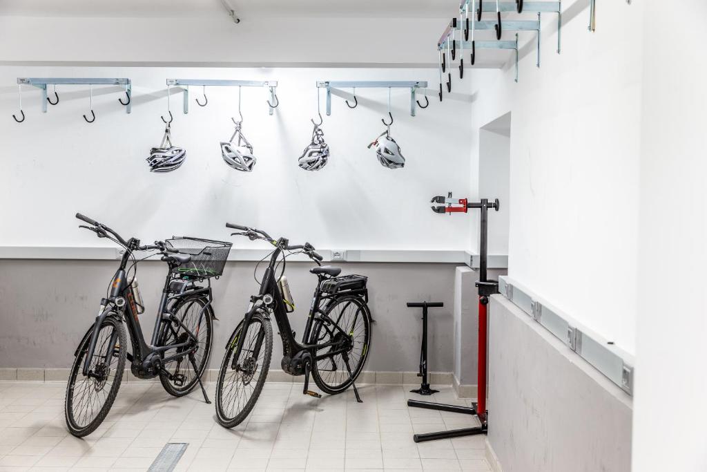 Jízda na kole v ubytování Ambassador Palace Hotel nebo okolí