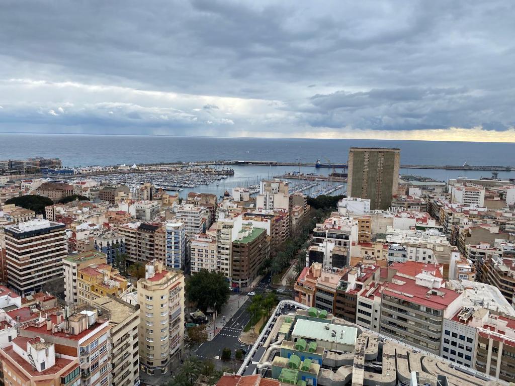 una vista aérea de una ciudad con el océano en Apartamento 24th floor & sea view, en Alicante