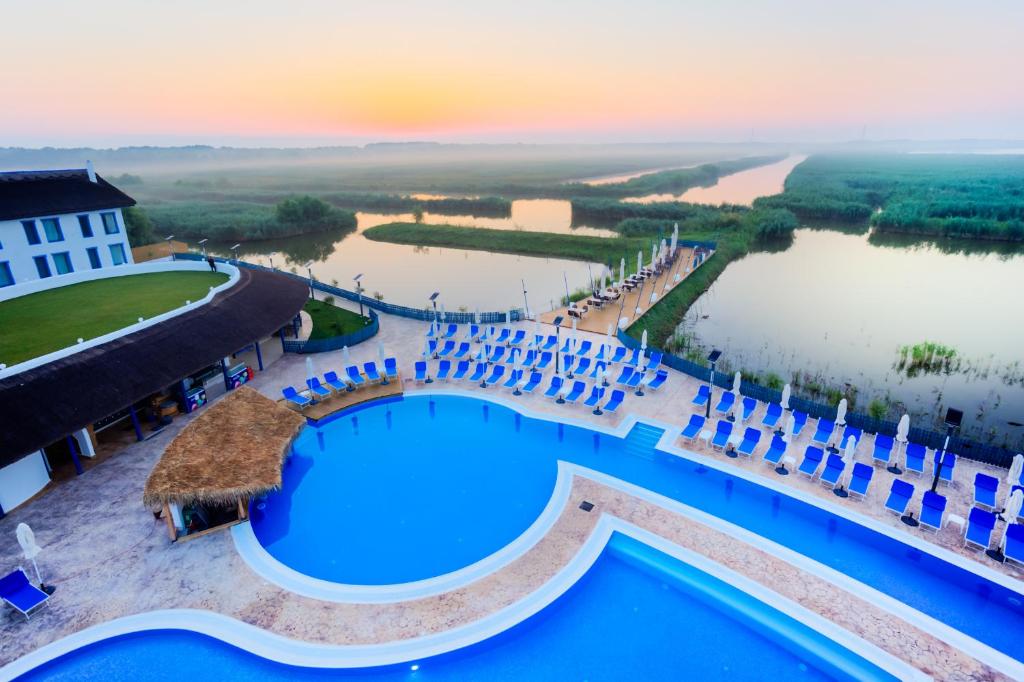 einen Luftblick auf ein Resort mit einem Pool in der Unterkunft Peninsula Resort in Murighiol